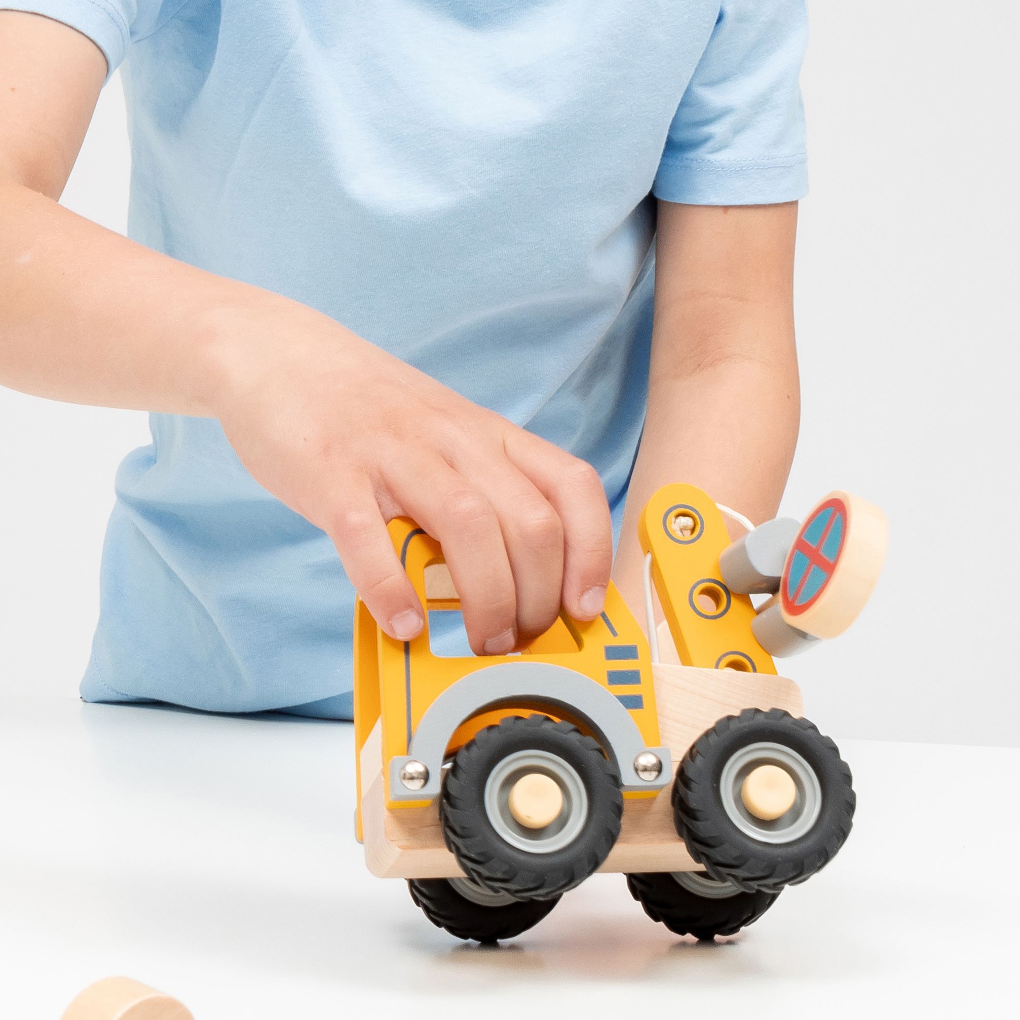 Baufahrzeuge aus Holz, Kranwagen